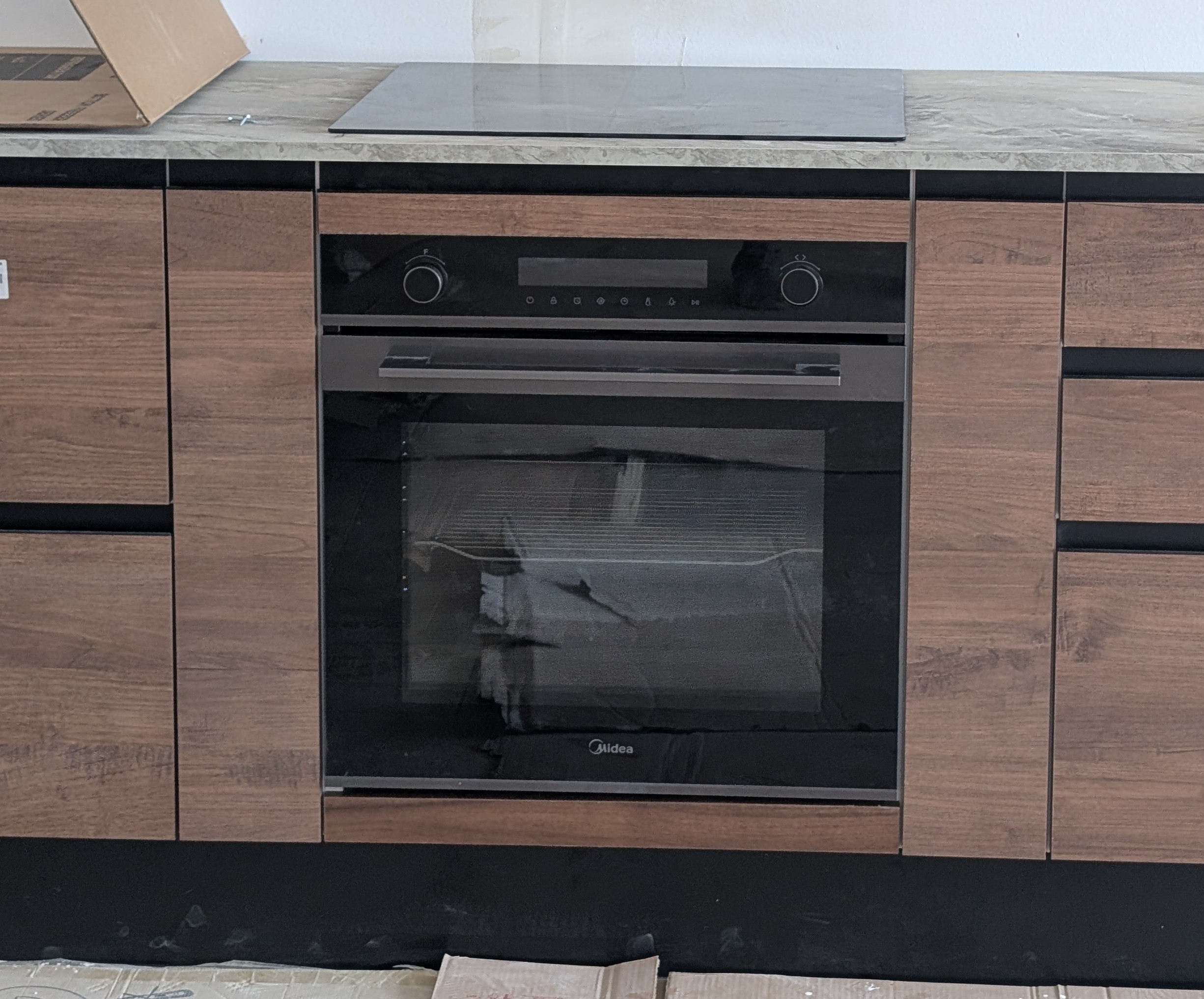 Fixed oven and hob